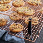43727_stackable_cooling_rack_choco_chip_780x780_03__25154.1617722788.1280.1280